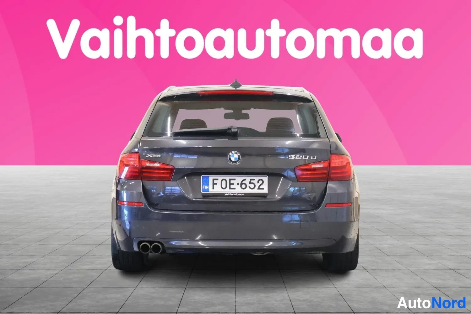 Takaa: Auto suoraan takaa, rekisterikilpi F0E-652 ja takapuskissa kaksiosainen pakoputkisto.