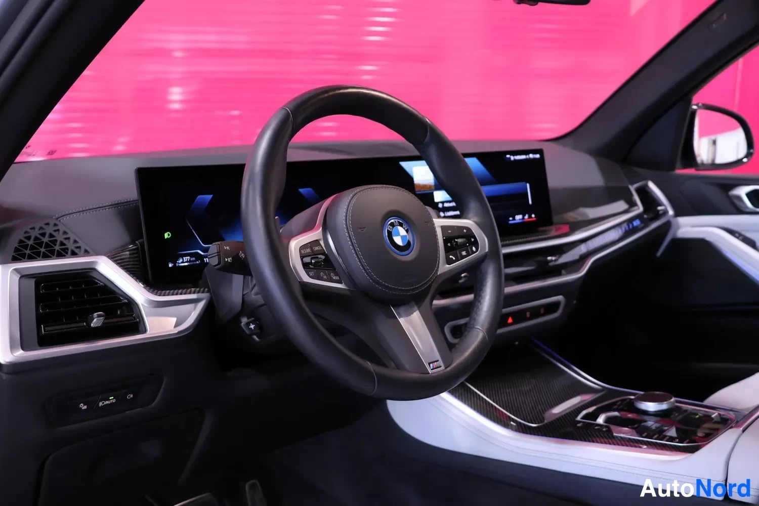 Muu: BMW:n ohjaamo: M-ohjauspyörä, kaareva näyttö ja keskiö keski-konsolilla