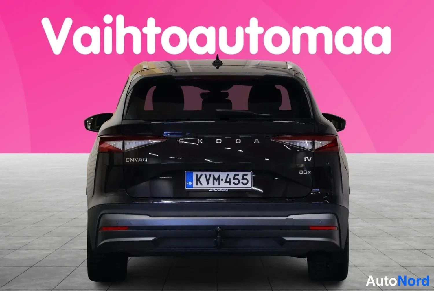 Takaa: Musta Skoda Enyaq suora takaa, takaluukussa ENYAQ-, iV- ja 80x-merkinnät sekä rekisterikilpi.