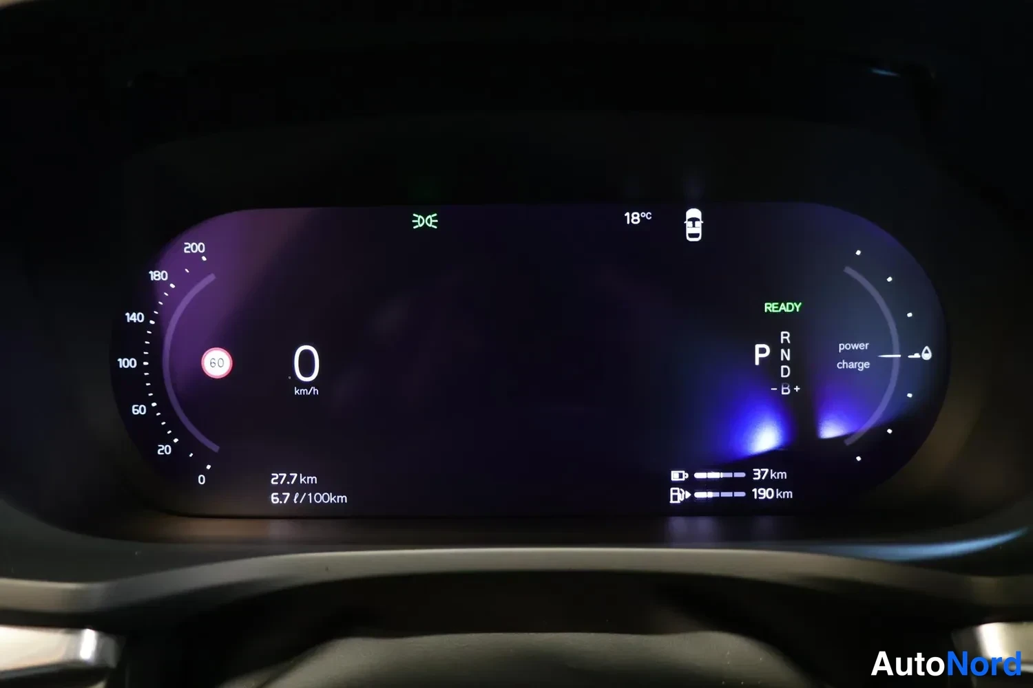 Muu: Digitaalinen mittaristo: nopeus näyttää 0 km/h, vaihde P, READY-indikaattori sekä polttoaineteho- ja latausnauhat 37 km ja 190 km.