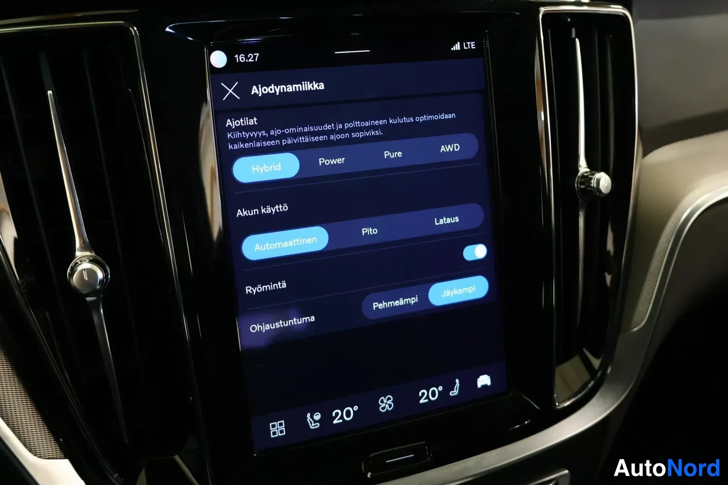 Muu: Keskinäytön Ajodynamiikka-näkymä: Ajotilat Hybrid/Power/Pure/AWD, Akun käyttö, Ryömintä ja Ohjaustuntuma -valinnat.