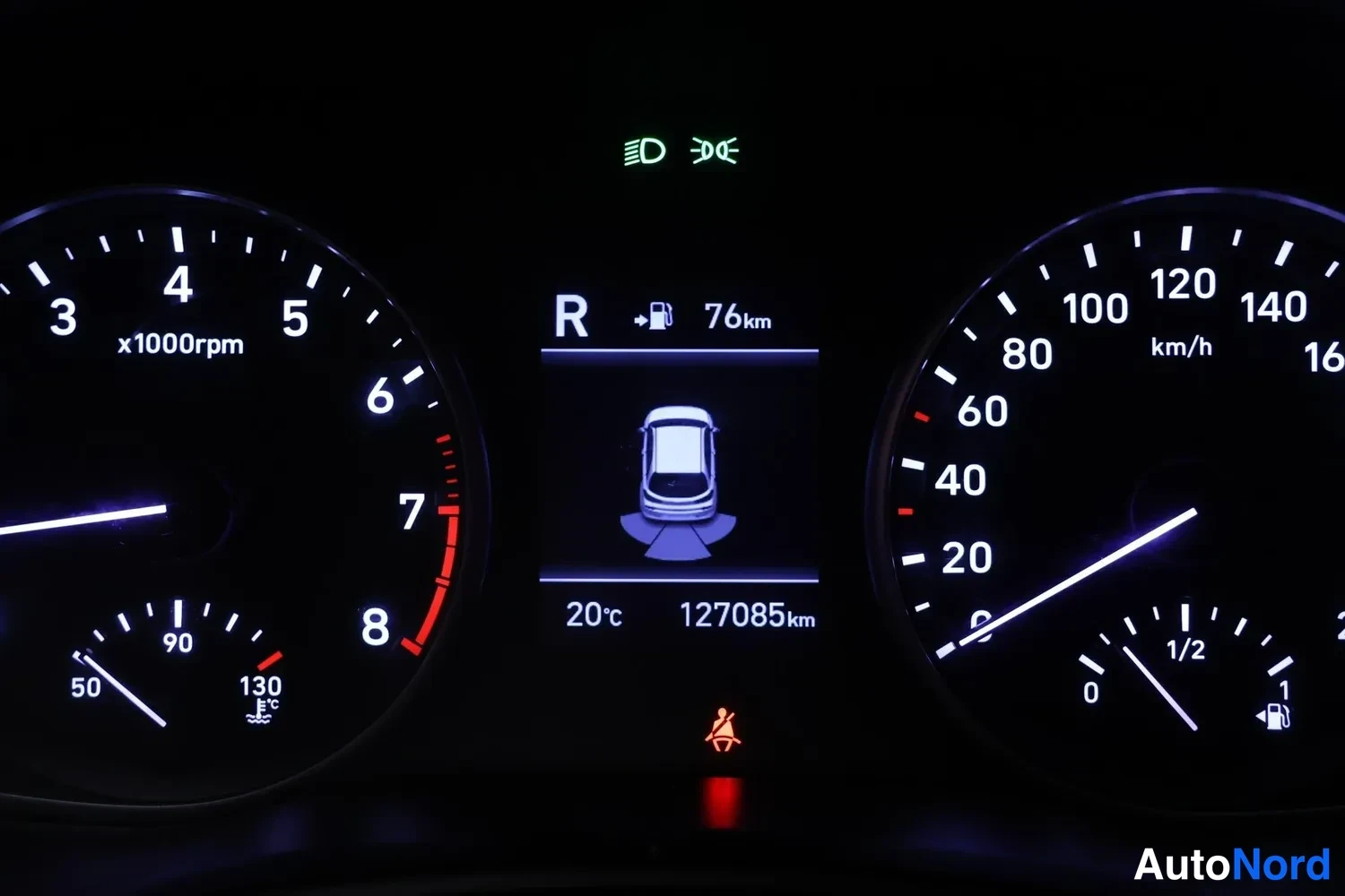 Muu: Kojelautta: keskinäyttö näyttää R-vaihteen, 76 km toimintasäteen, 127 085 km lukeman ja 20 °C lämpötilan.