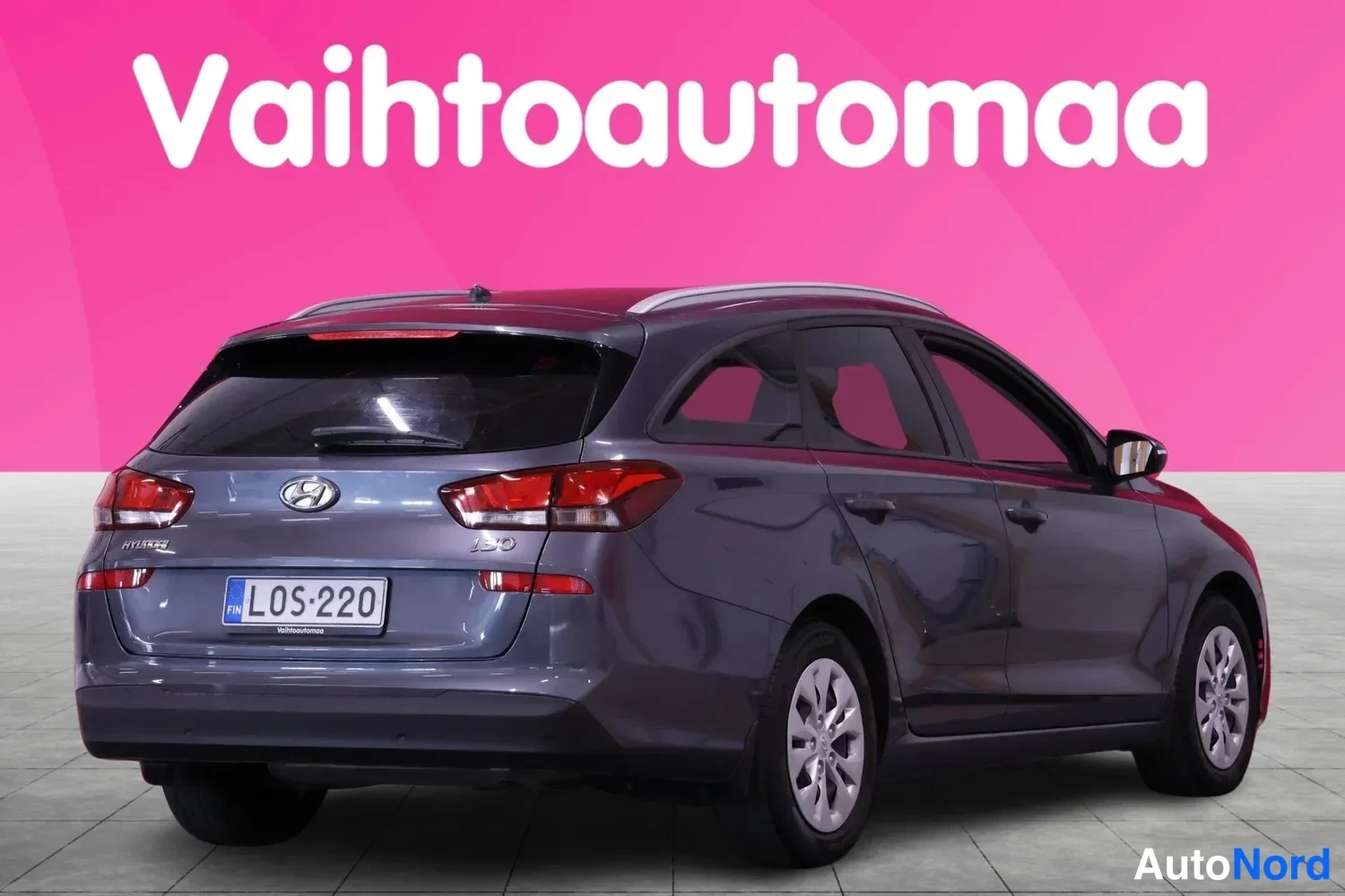 Takaviisto: Hyundai i30 -farmarin takakulma harmaana, rekisterikilpi