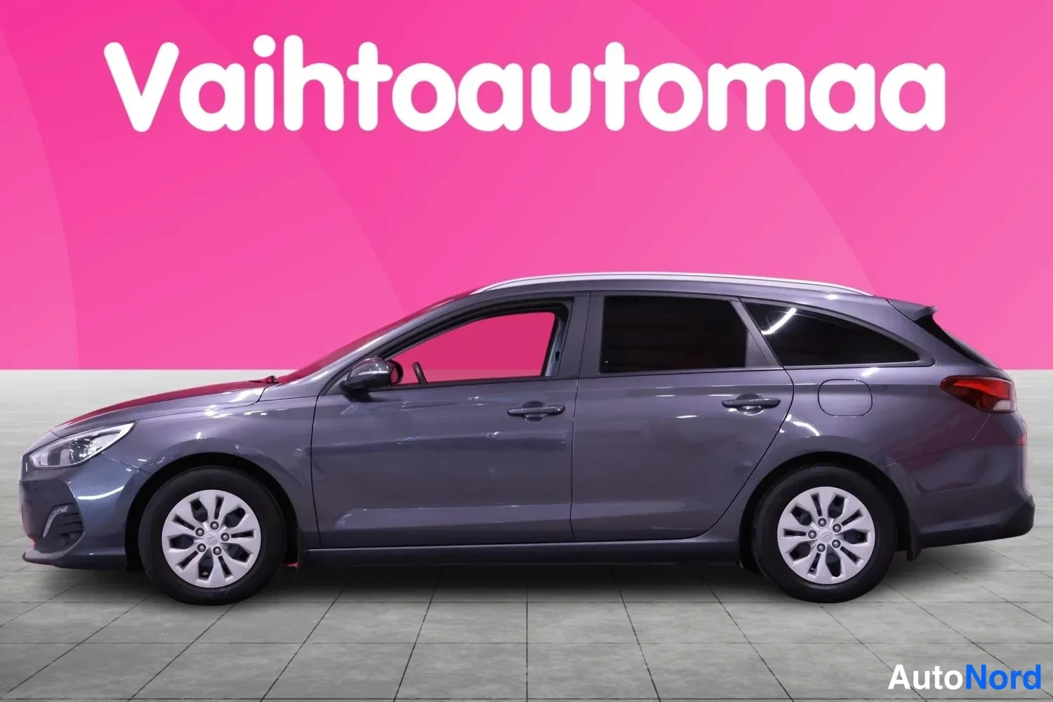 Etuviisto, nokka vasemmalle: Hyundai i30 -farmari etuokolikuvassa, harmaa