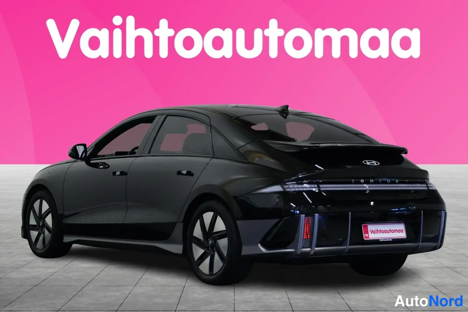 Takaviisto: Hyundai Ioniq 6:n takakulmanäkyymä, perä vasemmalla.