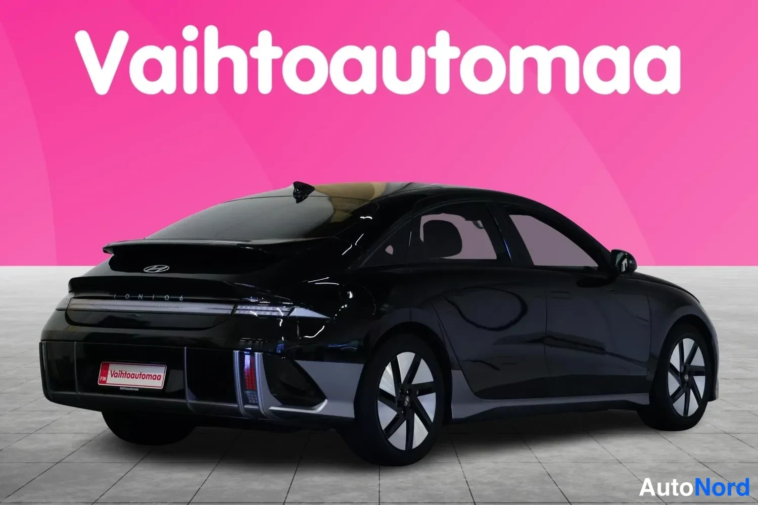 Takaviisto: Hyundai Ioniq 6:n takakulmanäkyymä, perä vasemmalla ja kylki näkyvissä.