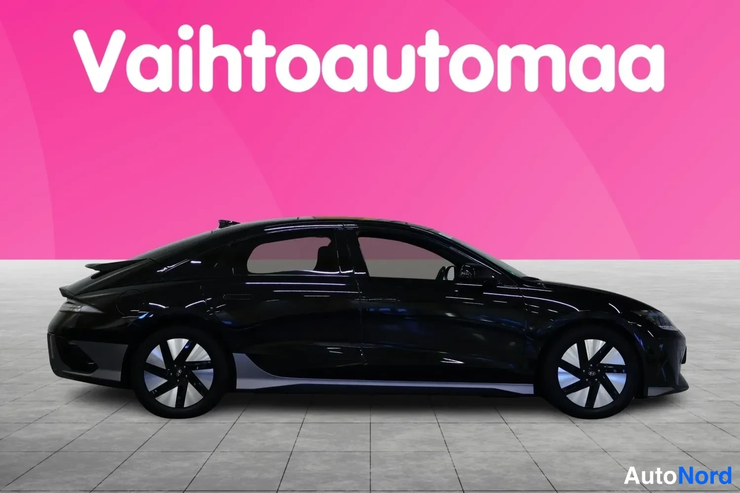 Sivulta: Hyundai Ioniq 6 -sähköauto sivusta kuvattuna, musta koripinta ja tummat vanteet.