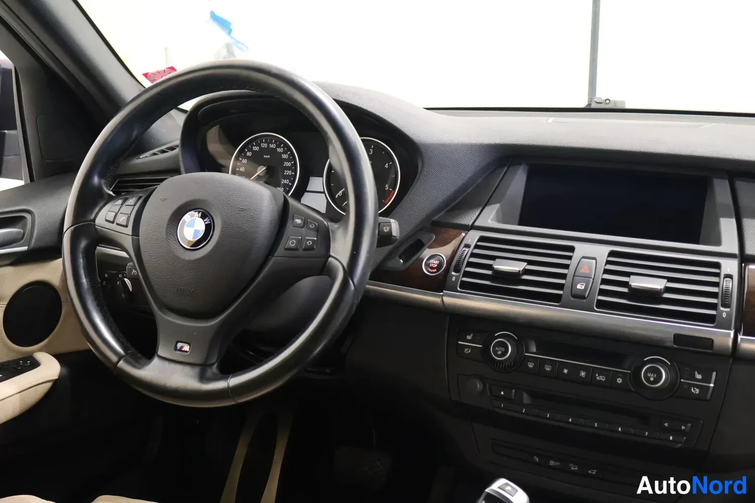 Muu: BMW-ohjauspyörä, mittaristo ja kojelauta ilmastointiaukoilla ja radiolla.