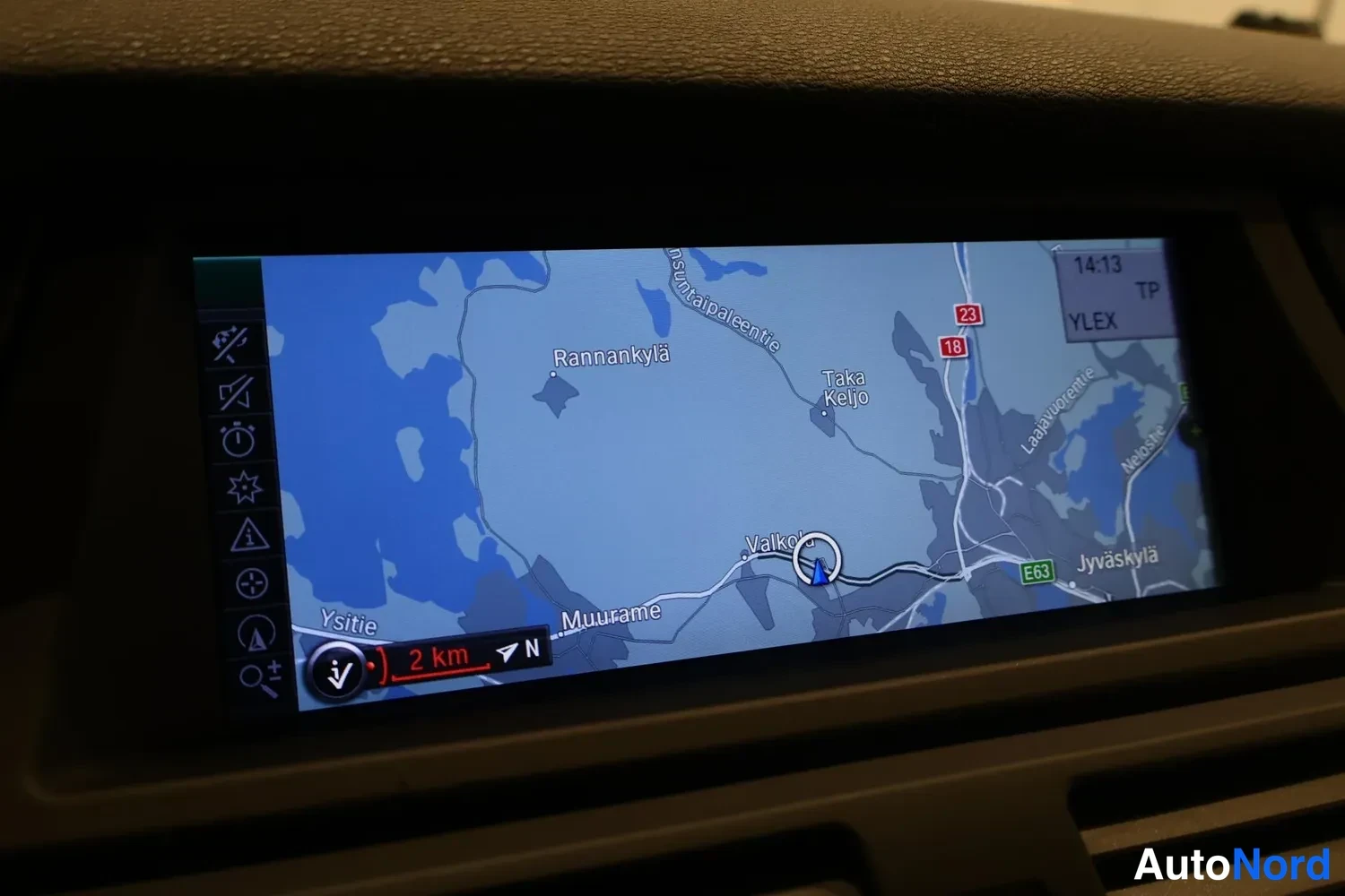 Muu: Paikannimen näyttö, jossa kartta Jyväskylän seudusta ja navigointimerkki Valkeakosken suunnassa.