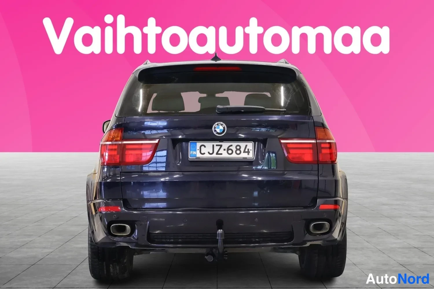 Takaa: Tummansininen BMW X5 suoraan takaa, takavalot, BMW-merkki ja rekisterikilpi C JZ-684 näkyvissä.