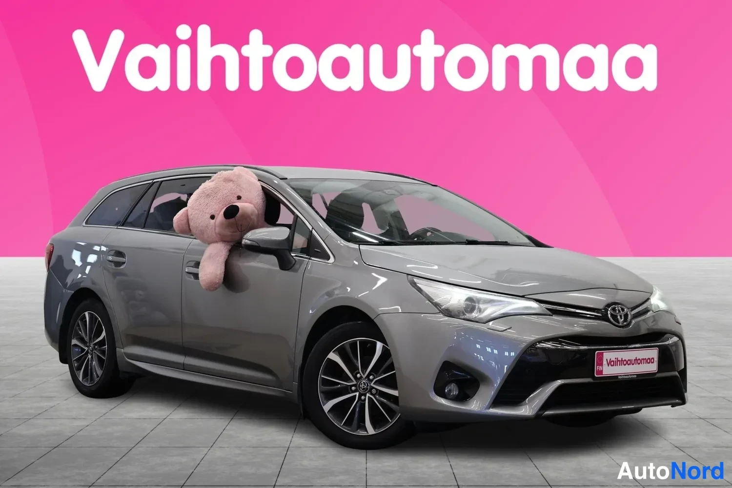 Etuviisto, nokka oikealle: Hopeanharmaa farmariauto kuvattu etuviistosta oikealta, keulapuskuri ja etumoottoritila näkyvät.
