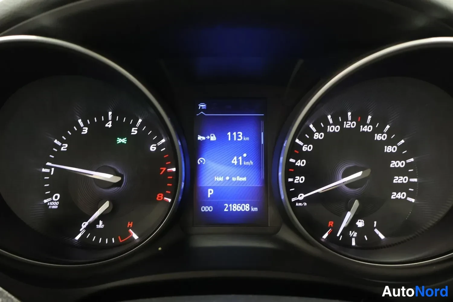 Muu: Sisätilakuvat: mittariston näyttö, jossa tieodot 113 km, 41 km/h ja kirjoitus 218608 km.