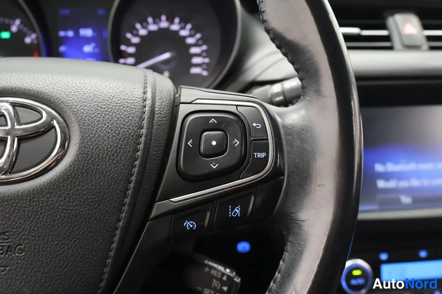 Muu: Sisätilakuvat: ohjauspyörän oikean puolen pyyhipainikkeet TRIP ja Toyota-merkki.