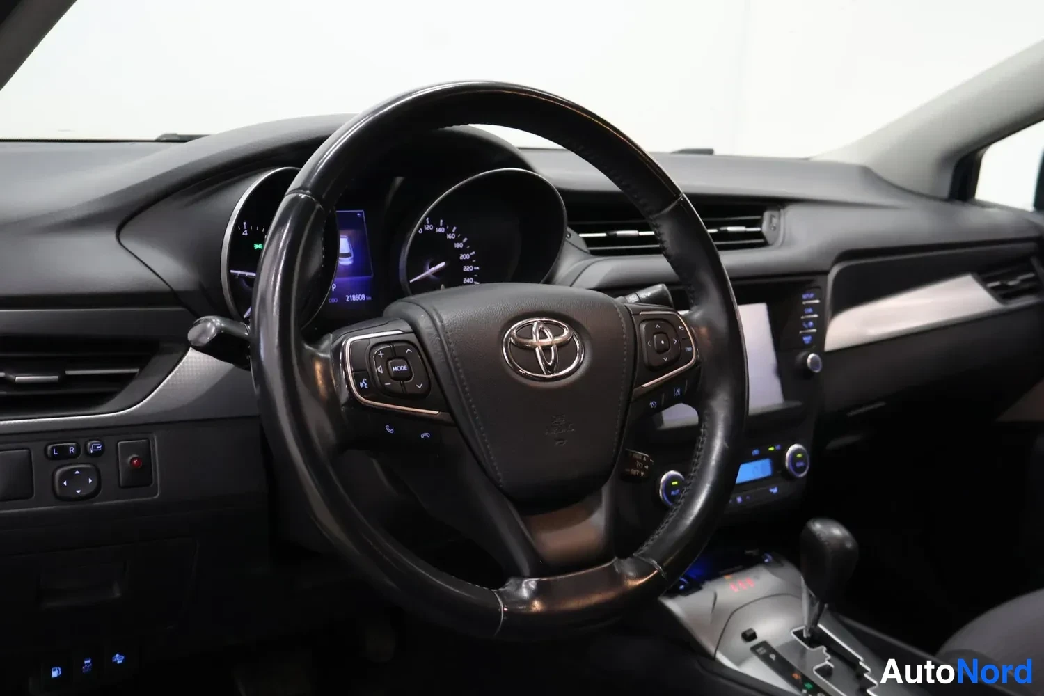 Muu: Ohjaamosta: Toyota-merkkinen ohjauspyörä, mutta kuljettajan näkymä kuvattu matkustajan puolelta peilikuvana, mittaristo ja automaattivaihteiston valitsin näkyvi
