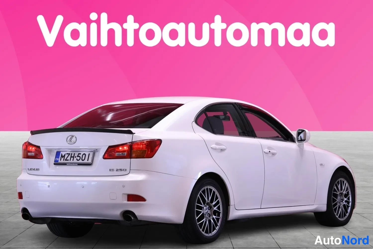Takaviisto: Lexus IS 250 -sedanin takakulma oikealta, valkoinen korimaali ja -rekisterikilpi.