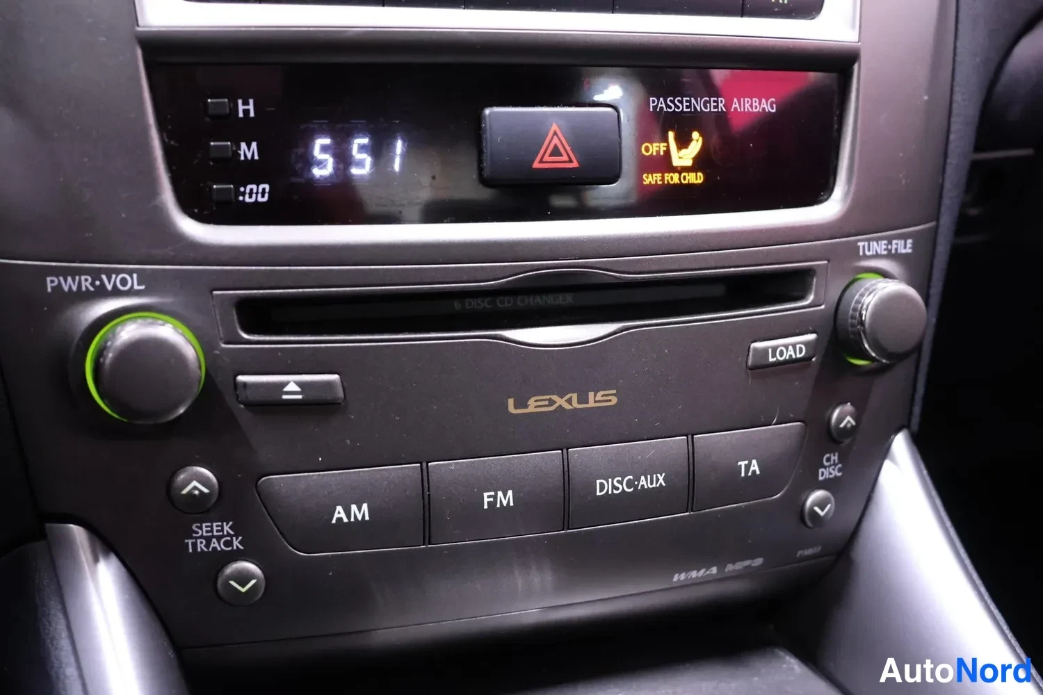 Muu: Keskikonsolin radio- ja ilmastointipaneeli lähikuva: LEXUS-teksti, näytössä PASSENGER AIRBAG OFF SAFE FOR CHILD, varoitusvalon kolmiopainike, 6 DISC CD CHANGER