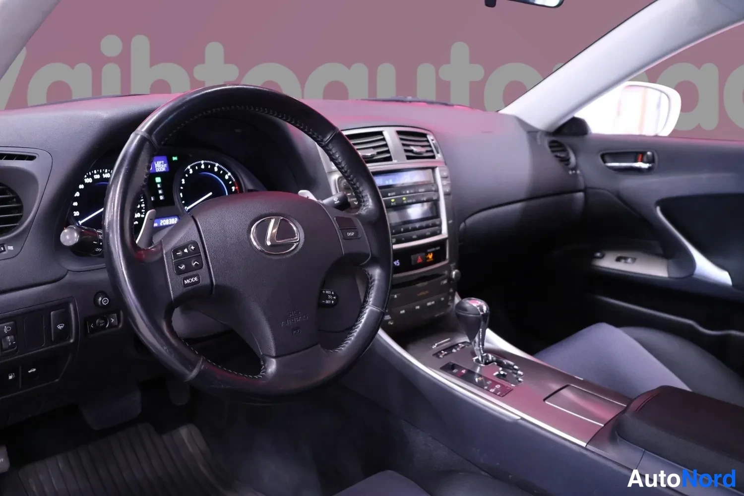 Muu: Lexus-ohjauspyörä, mittaristo ja keskikonsoli vaihtajanapeilla.