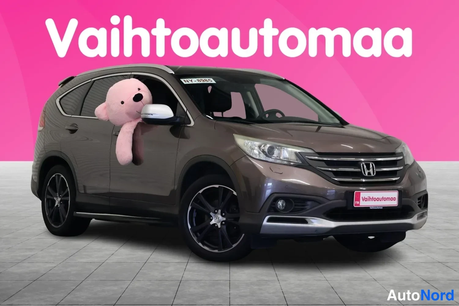 Etuviisto, nokka oikealle: Honda CR-Vin etukulma oikealta, ruskeaa pintaa ja vaaleatpeilit