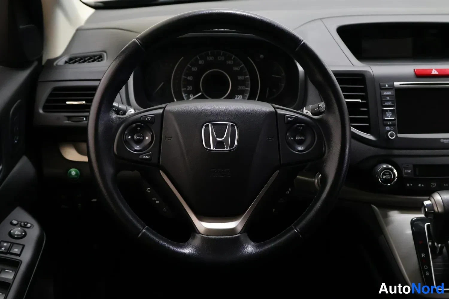 Muu: Ohjauspyörä ja kojelauta: Honda-merkki pyörän keskellä, infotainment-näyttö ja automaattivaihteiston valitsin