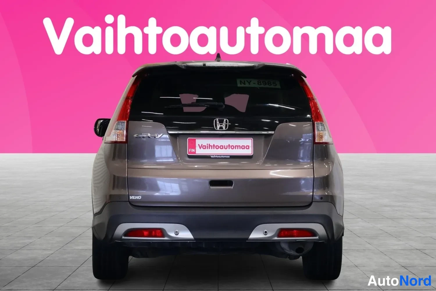 Takaa: Ruskeanharmaa Honda CR-V suoraan takaa kuvattuna.