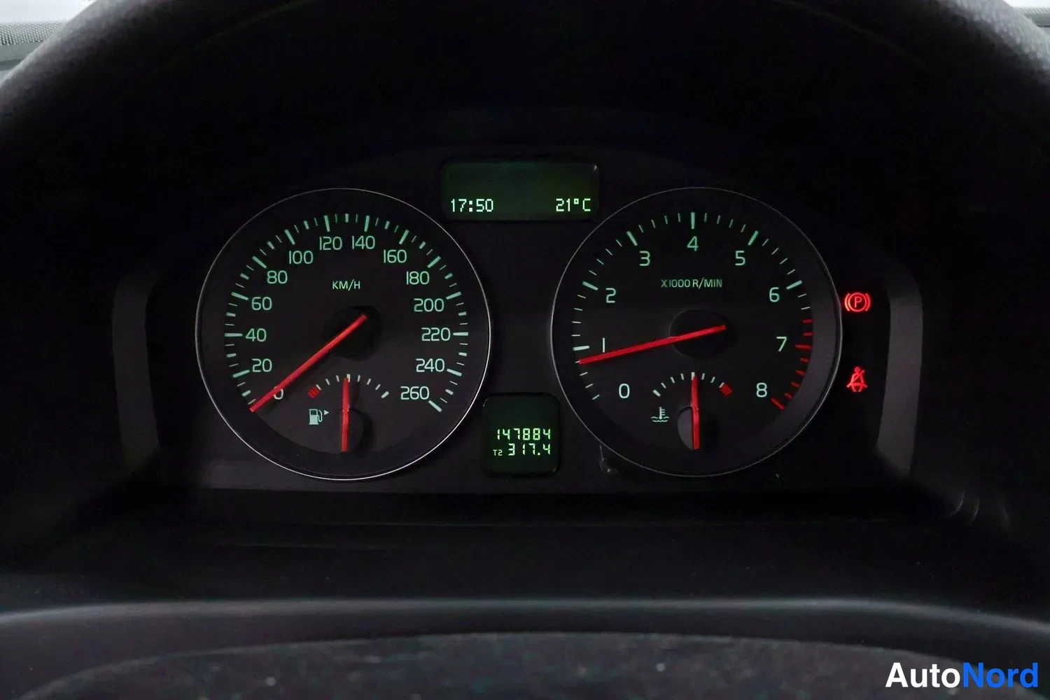 Muu: Volvo C30:n mittaristo: nopeusmittari, kierrosmittari ja yhteisnäyttö, joka näyttää kilometrilukeman 147884 ja Triplometer T2 lukeman 317.4; kello 17:50 ja lämp