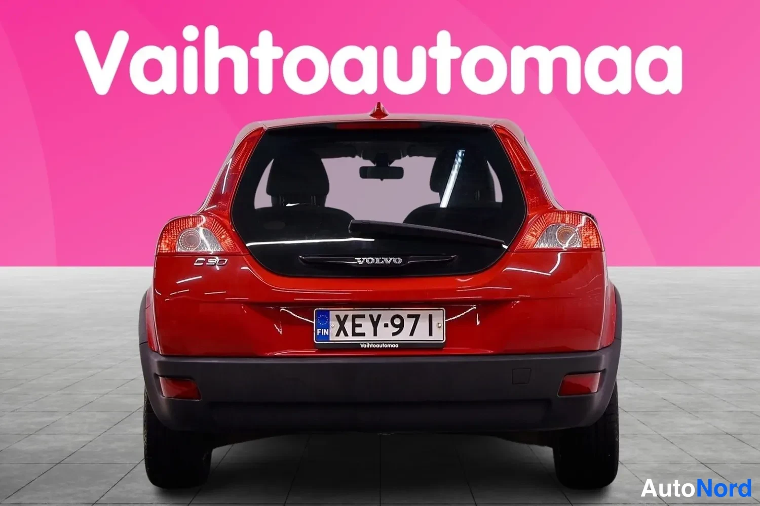 Takaa: Auton takaosa suoraan takaa, rekisterikilpi, Volvon logo ja C30-merkintä takaluukussa.