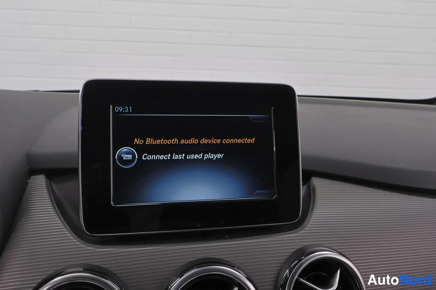 Yksityiskohta: Kojelaudan näyttö ilmoittaa 'No Bluetooth audio device connected' ja 'Connect last used player', kello 09:31.