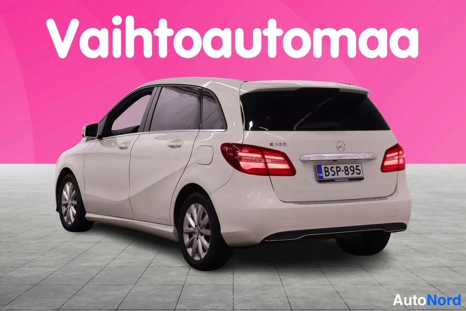 Takaviisto: Mercedes-Benz B:n takakulmanäyttö: punaiset takavalot, merkinnät B 180 ja näkyvissä.