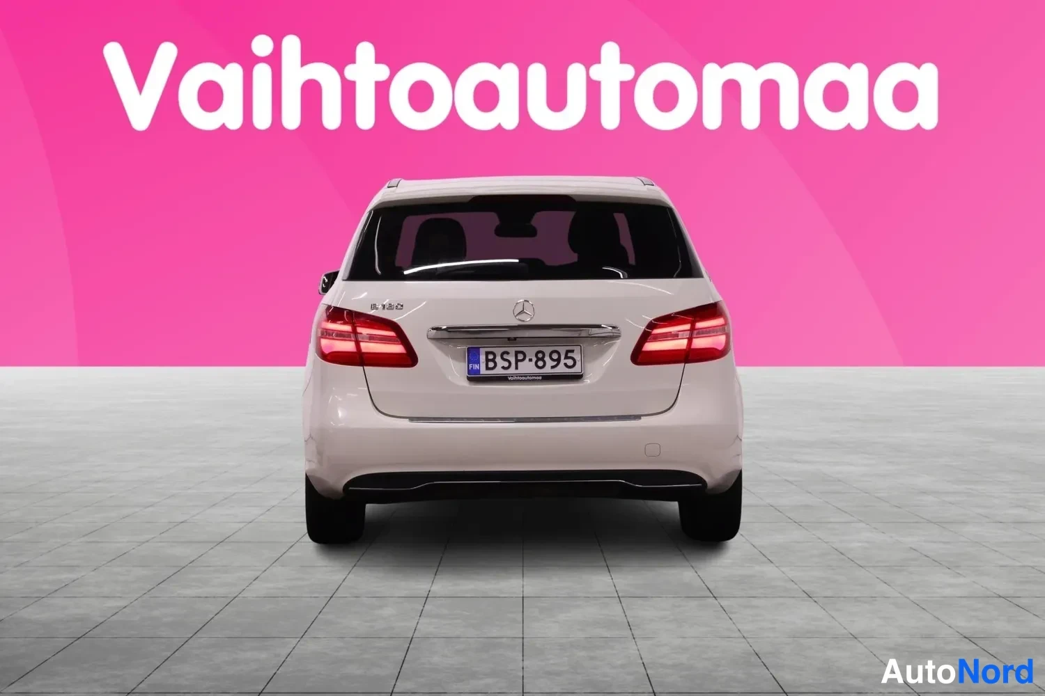 Takaa: Mercedes-Benz B:n suora takaosa: takavalot, tähti-logo, tekstit B 180 ja rekisterikilpi.