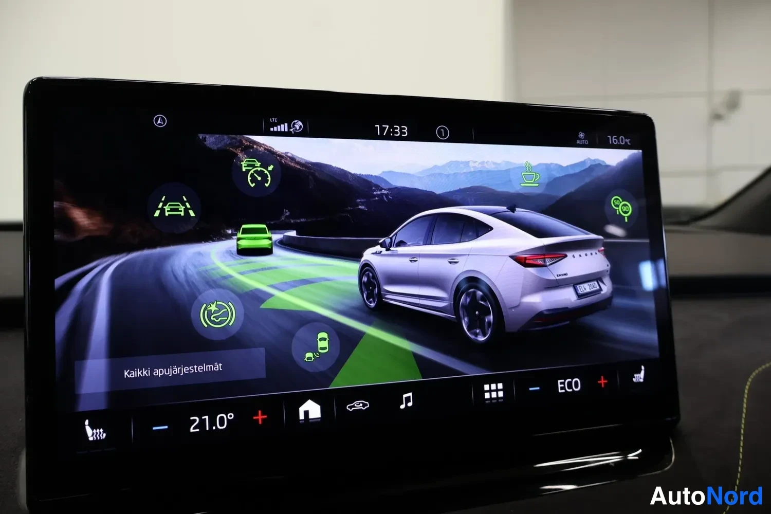 Muu: Infotainment-näytöllä näkymä Kaikki apujärjestelmät assistentti-ikoneineen.