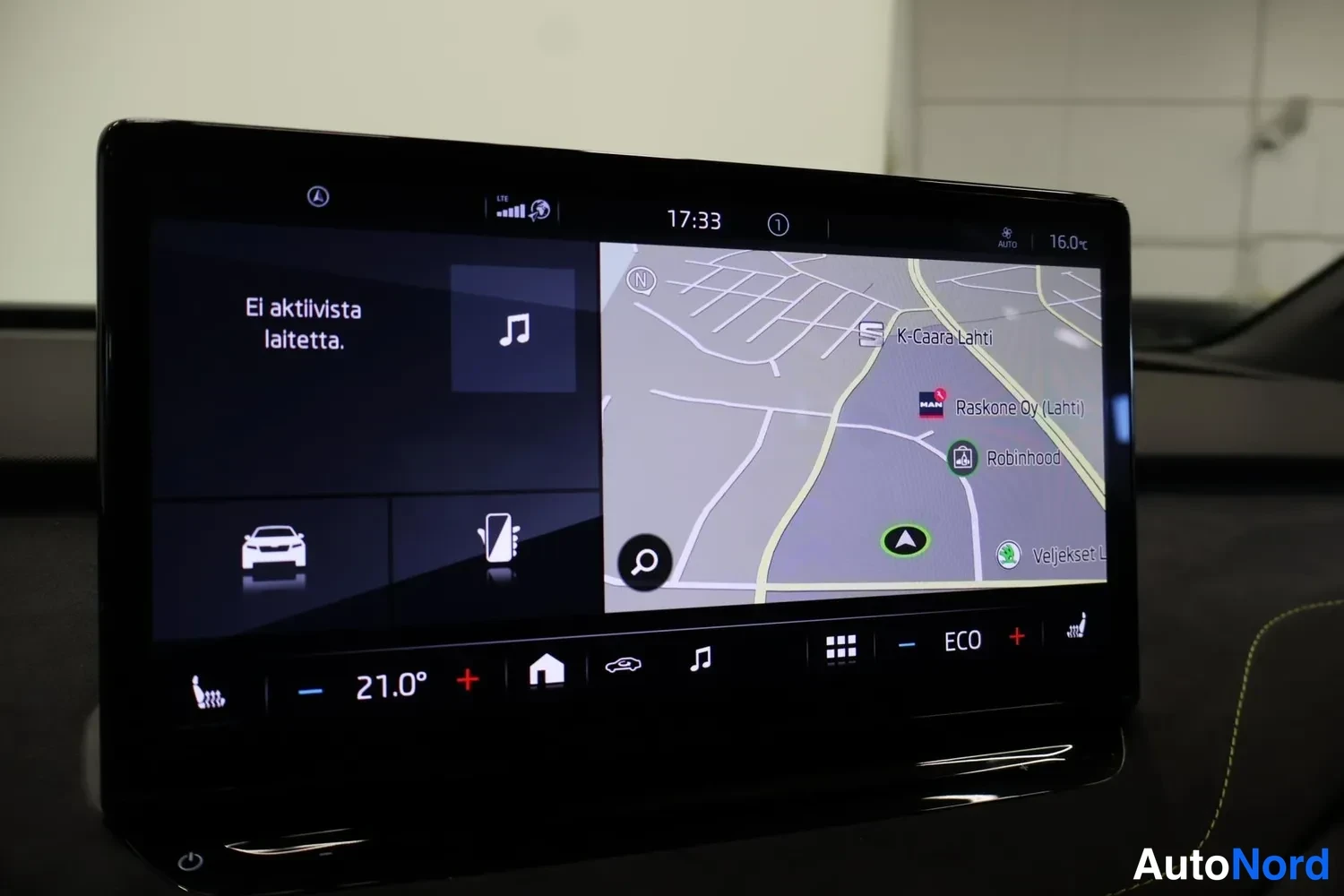 Muu: Infotainment-näytöllä navigointikartta, vasemmalla teksti Ei aktiivista laitetta.