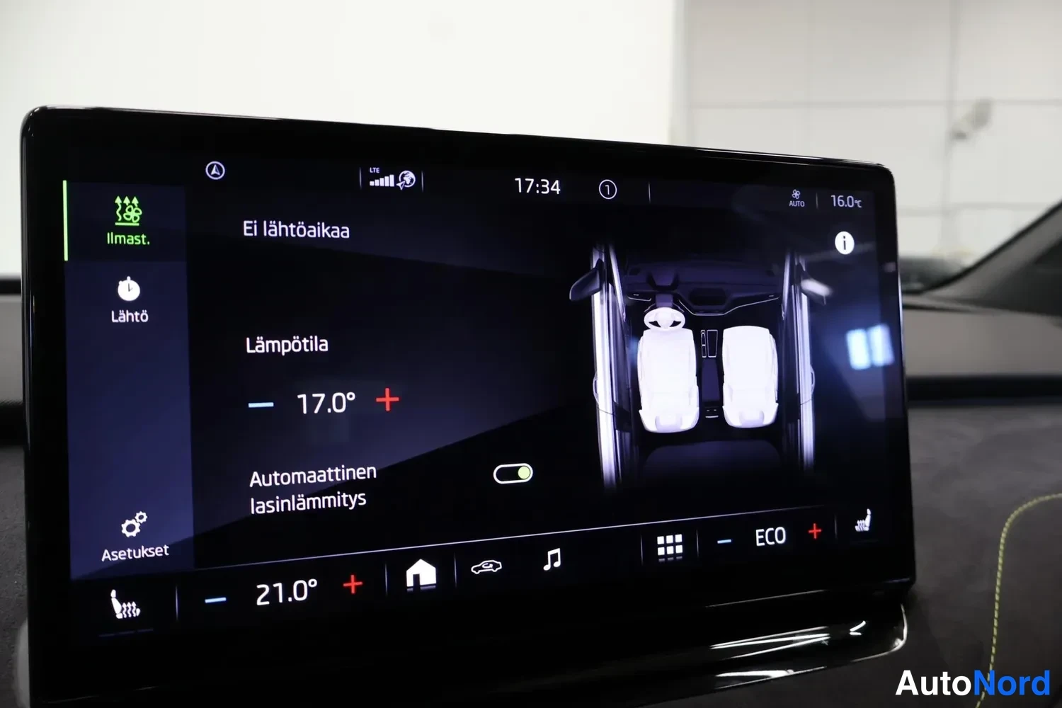 Muu: Infotainment-näytön ilmastointiasetukset: Ei lähtöaikaa, Lämpötila 17.0°, Automaattinen lasinlämmitys päällä.