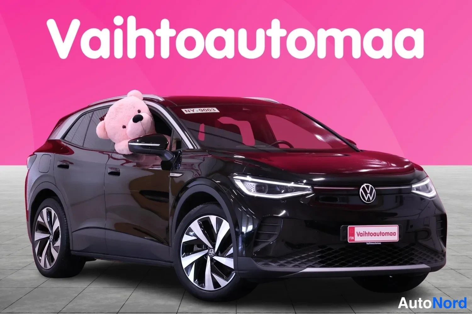 Etuviisto, nokka oikealle: Musta SUV kuvattuna etuviistosta oikealta; keulalla pyöreä VW-merkki ja ohut LED-ajovalo, kyljessä ovet ja kevytmetallivanne, katolla hopeiset kattokaite