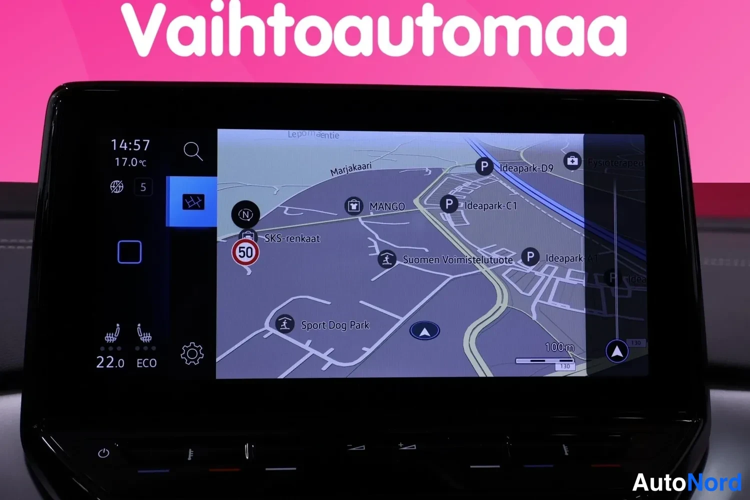 Yksityiskohta: Volkswagenin infotainment-näyttö, jossa näkyy navigointikartta Ilveparks-alueesta sekä lämmitysasetukset (22.0, ECO).