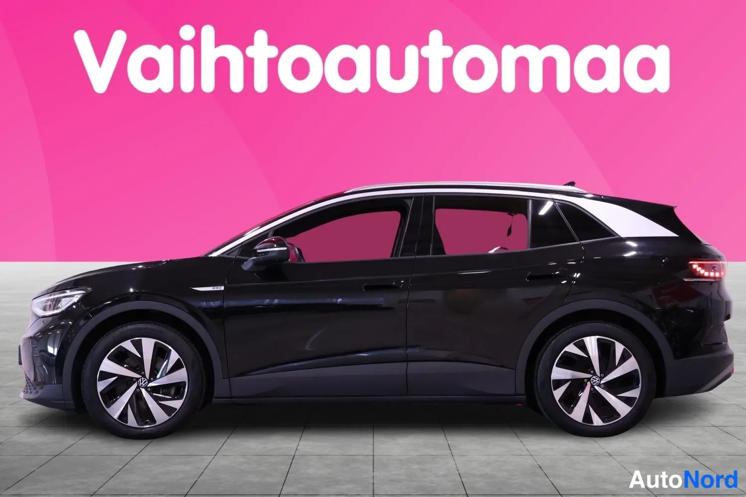 Etuviisto, nokka vasemmalle: Musta Volkswagen ID.4 -maasturin etukulmakuva, keula vasemmalla, valkoinen kontrastikatto ja tummat kevytmetallivanteet.