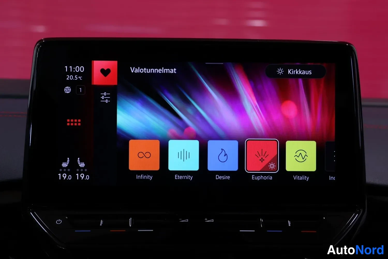Muu: Infotainment-näytön Valotunnelmat-näkymä valmiustilavalikoimineen (Infinity, Eternity, Desire, Euphoria, Vitality) sekä sisälämpötilat 19,0 ja 19,0 ja ulkolämpö