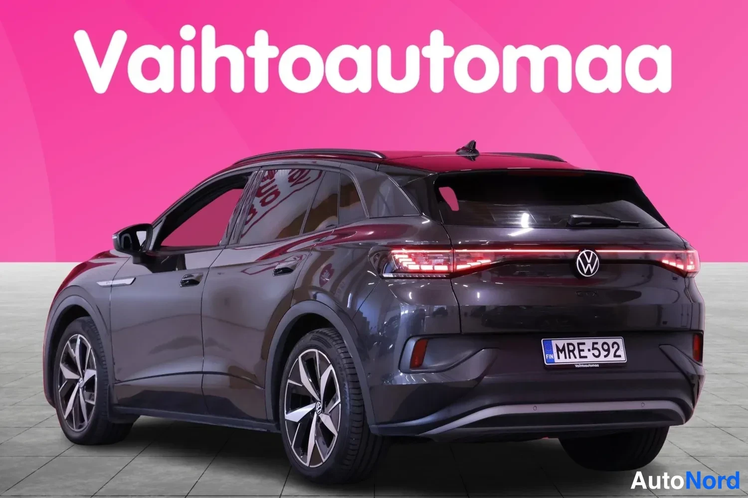 Takaviisto: Volkswagen ID.4:tä muistuttavan tummanharmaan Farmallin takakolmannesnäkymä, punainen takavaloyksikkö ja rekisteritunnus