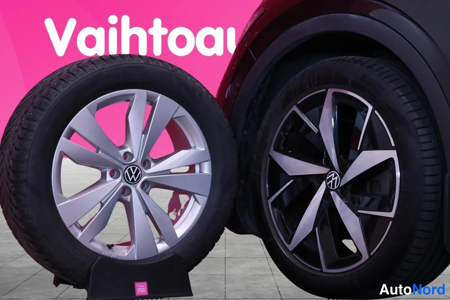 Sivulta: Kaksi Volkswagenin metallivannetta talvirenkailla: hopeinen vanne ja kaksivärinen tumma vanne auton pyöräholkissa.