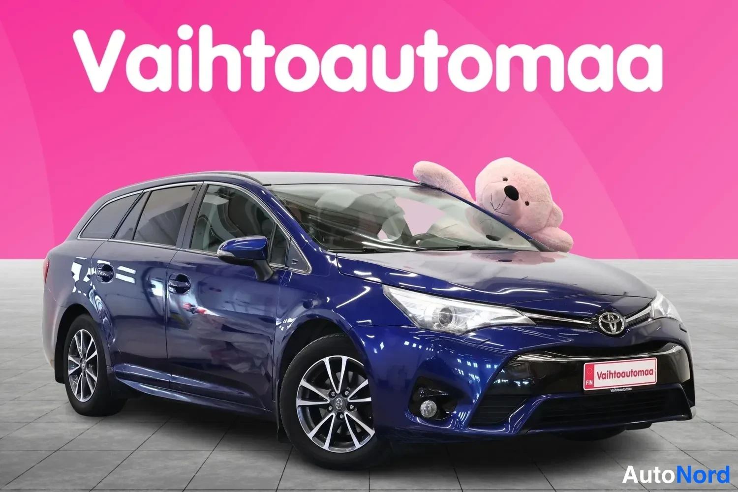 Etuviisto, nokka oikealle: Sininen farmarivaihtoauto kuvattu kolmionäkymästä edestä oikealta, keulaa ja vasenta kylkeä näkyy.