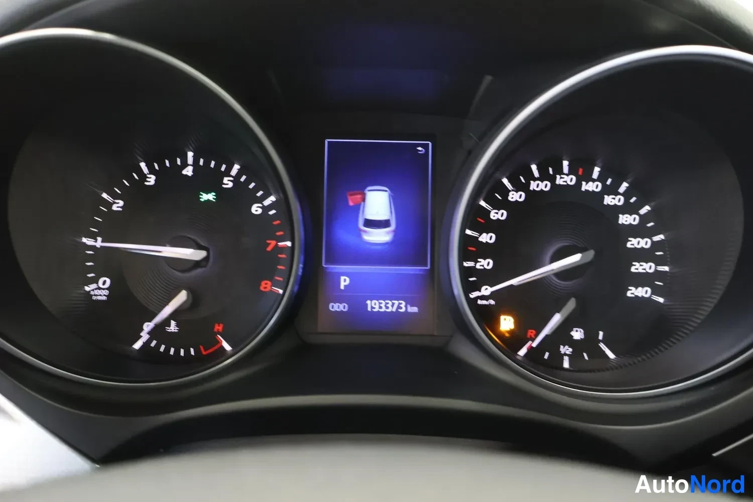 Muu: Kojelaudan mittarit näyttävät 193373 km ja vaihde P.