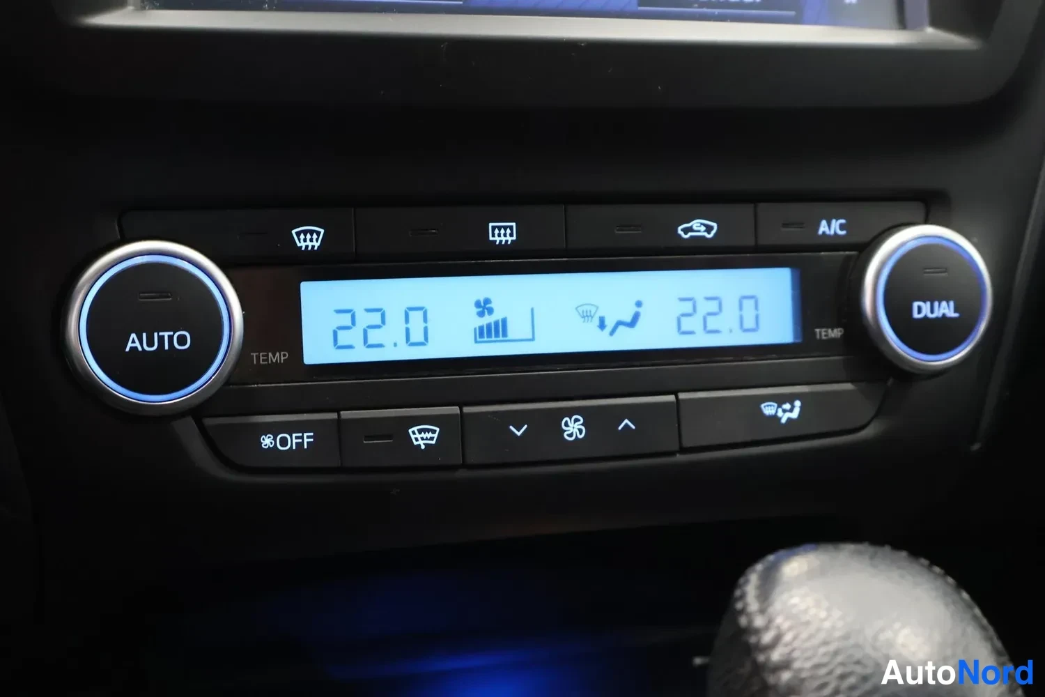 Muu: Ilmastointipaneeli näyttää 22.0 astetta molemmilla puolilla, painikkeet AUTO, DUAL, A/C ja OFF.