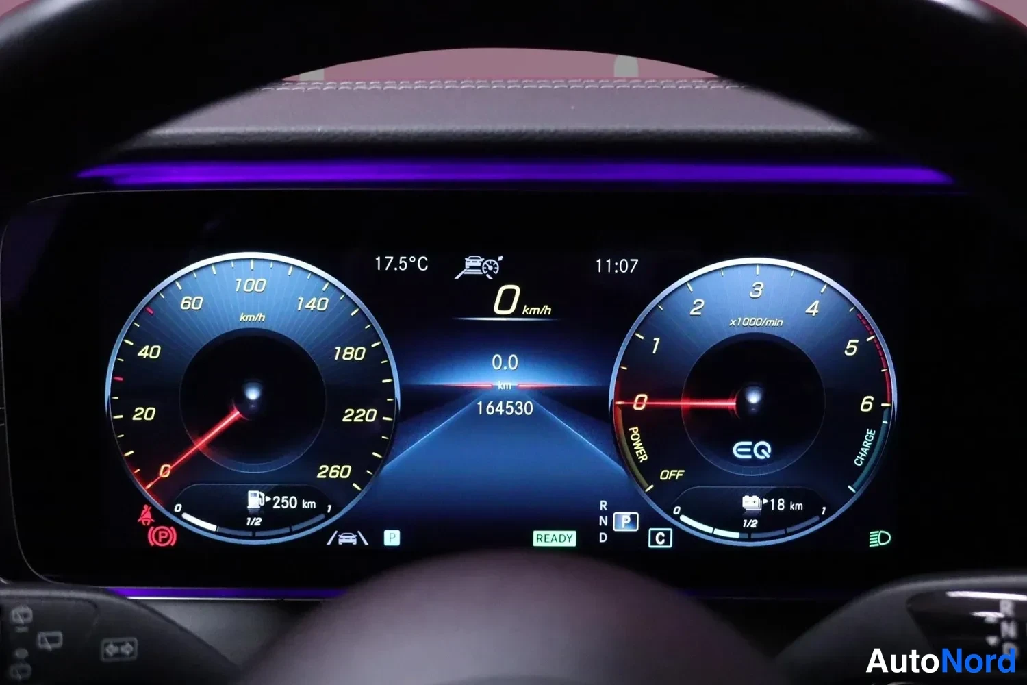 Muu: Mercedes-Benzin kuljettajan näyttö: nopeus 0 km/h, kokonaislukema 164530 km, ulkolämpötila 17,5 °C, EQ-merkintä ja READY-tilanne.