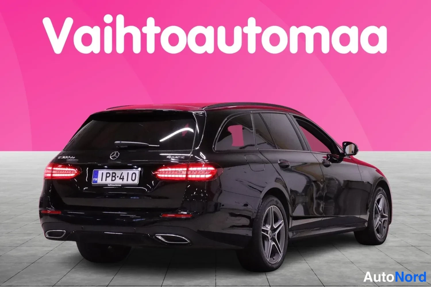 Takaviisto: Mustan Mercedes-Benz farmarin takaosa ja oikea kylki vinosti takaa kuvattuna.