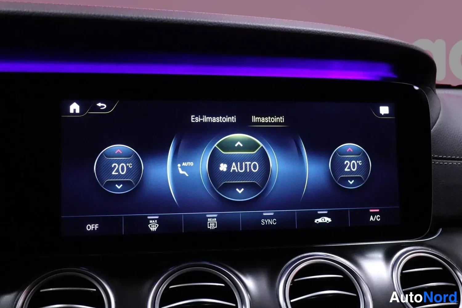Muu: Auton kojelaudan infotainment-näyttö ilmastointiasetuksissa, molempien puolien lämpötila 20 °C ja AUTO-toiminto valittuna