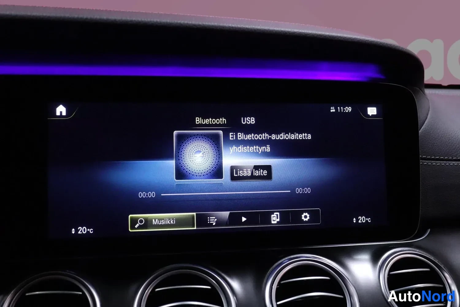 Muu: Auton kojelaudan infotainment-näyttö mediavalikossa, joka ilmoittaa ettei Bluetooth-audiolaitetta ole yhdistetty; kello 11:09