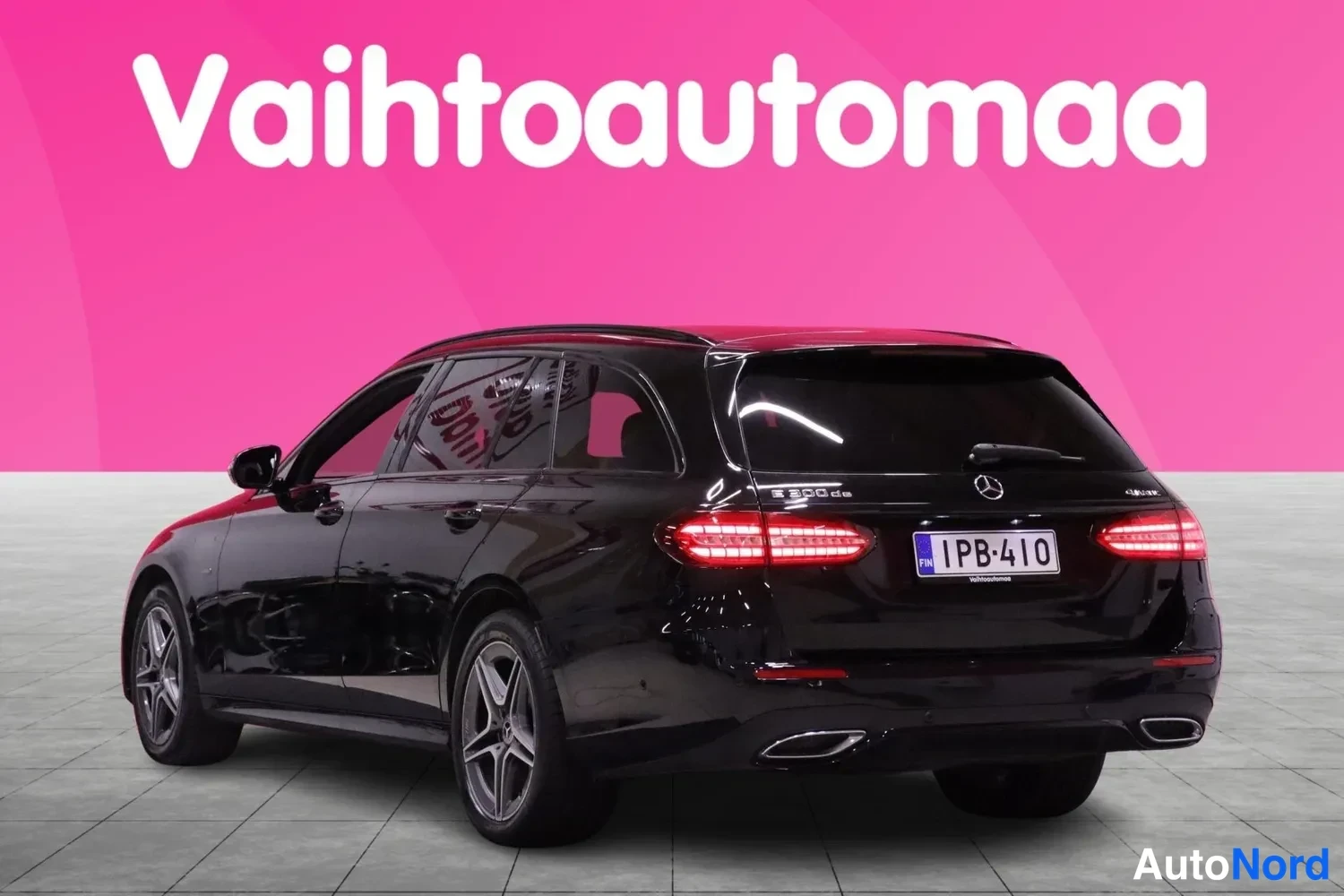 Takaviisto: Musta Mercedes-Benz farmari vinosti takavasemmalta kuvattuna.