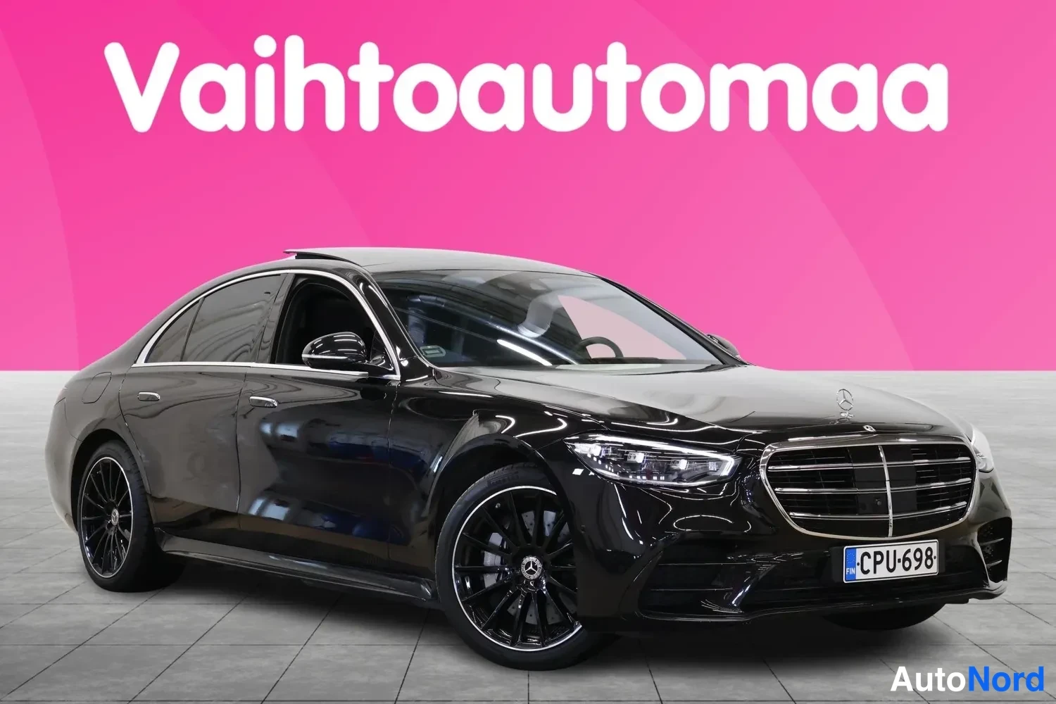 Etuviisto, nokka oikealle: Musta Mercedes-Benz S-luokan sedan etukulmasta oikealta, rekisteritunnus.