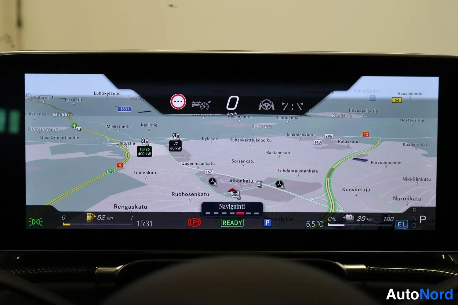 Muu: Ratkaisun infotainment-näyttö, jossa näkyy navigointikartta ja ajoneuvon tilatiedot.