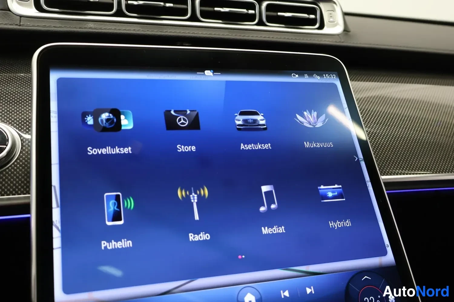 Yksityiskohta: Ajovalot ja merkkivalot sekä etu- ja taka­valot näkyvät; merkki on Mercedes-Benz.