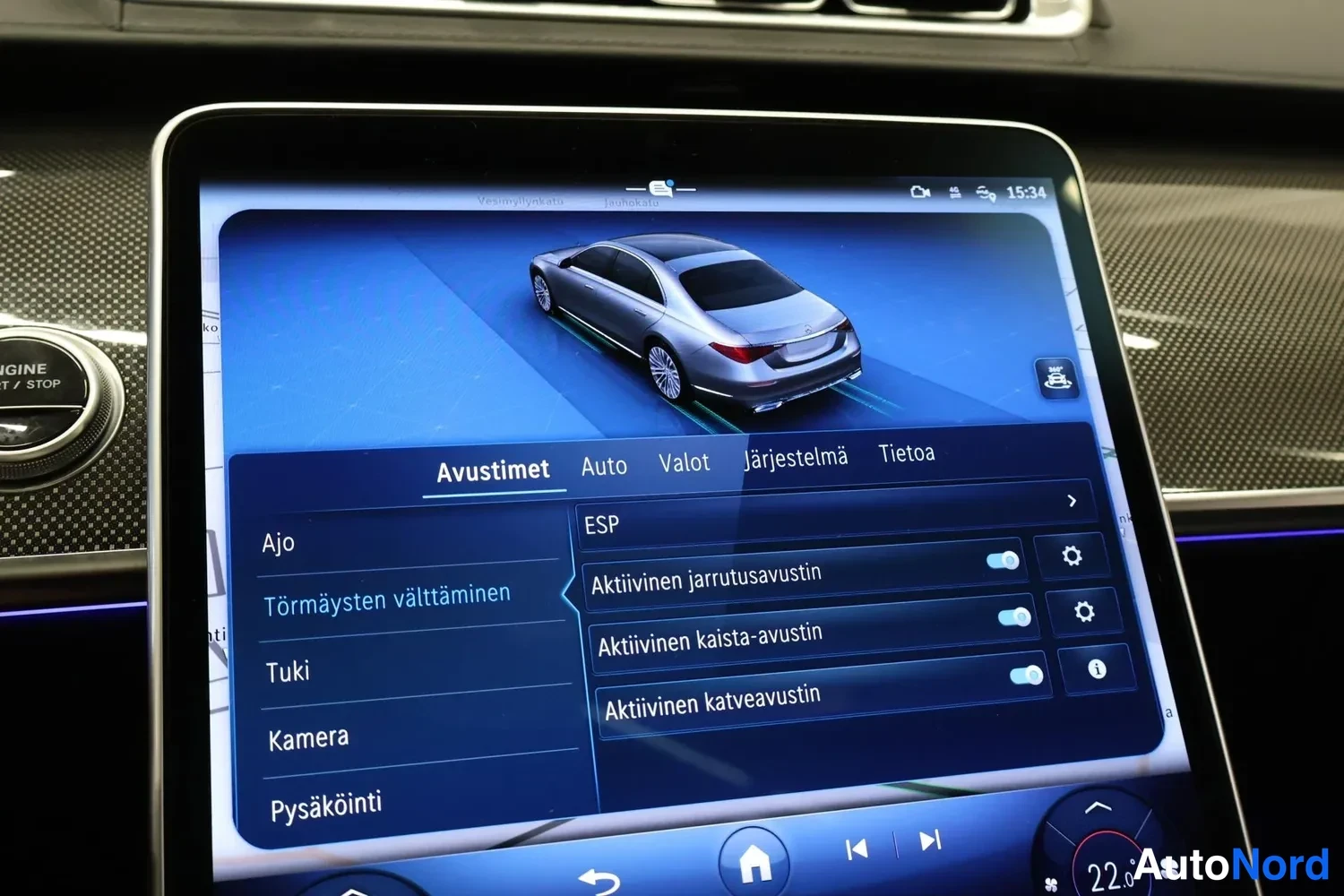 Muu: Automedian kosketusnäytön Avustimet-valikko näyttää aktivoituna aktiivisen jarrutusavustimen, kaista-avustimen ja katveavustimen.